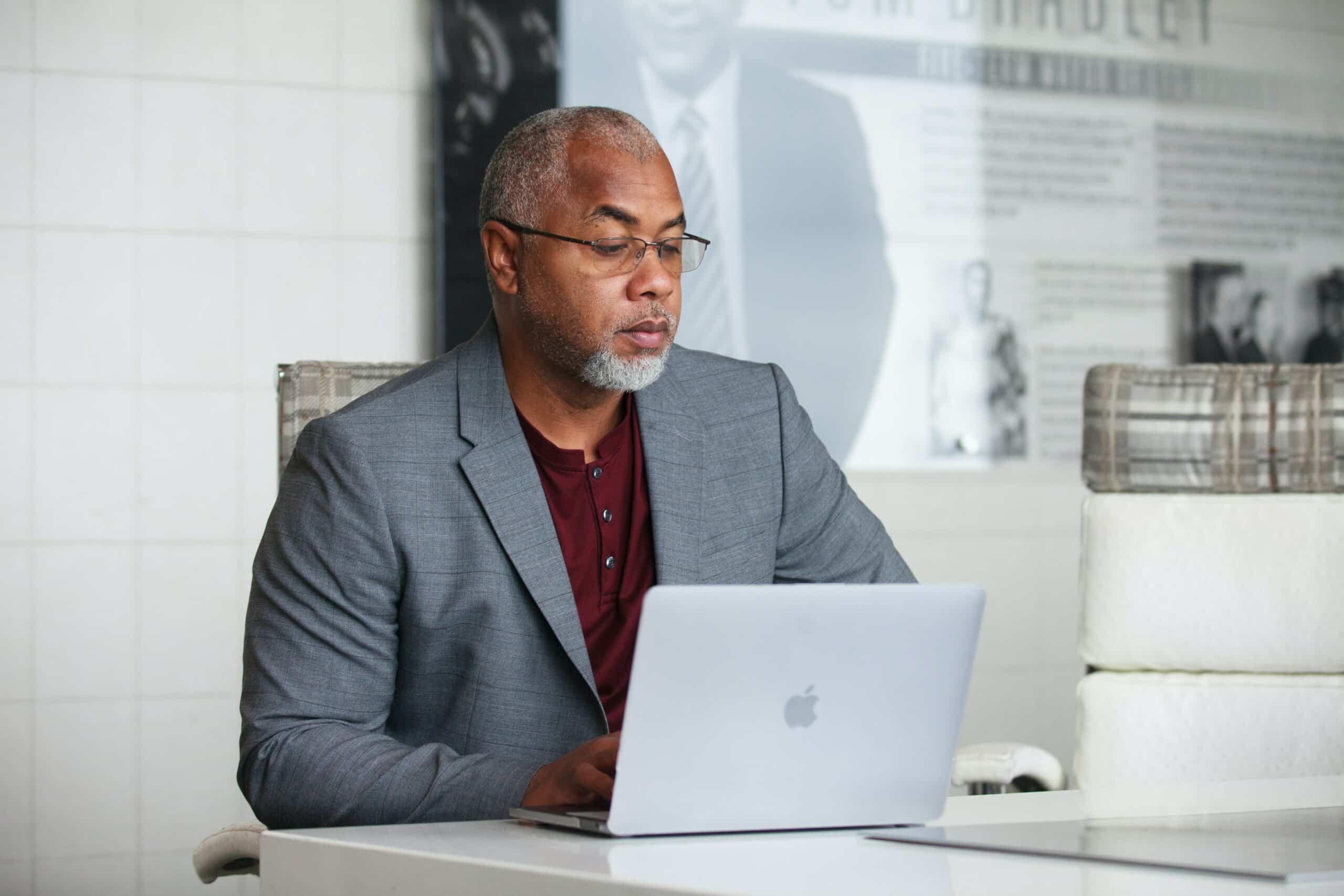 Bien manager à distance ses équipes s’apprend ! Nos 4 conseils télétravail pour managers et dirigeants