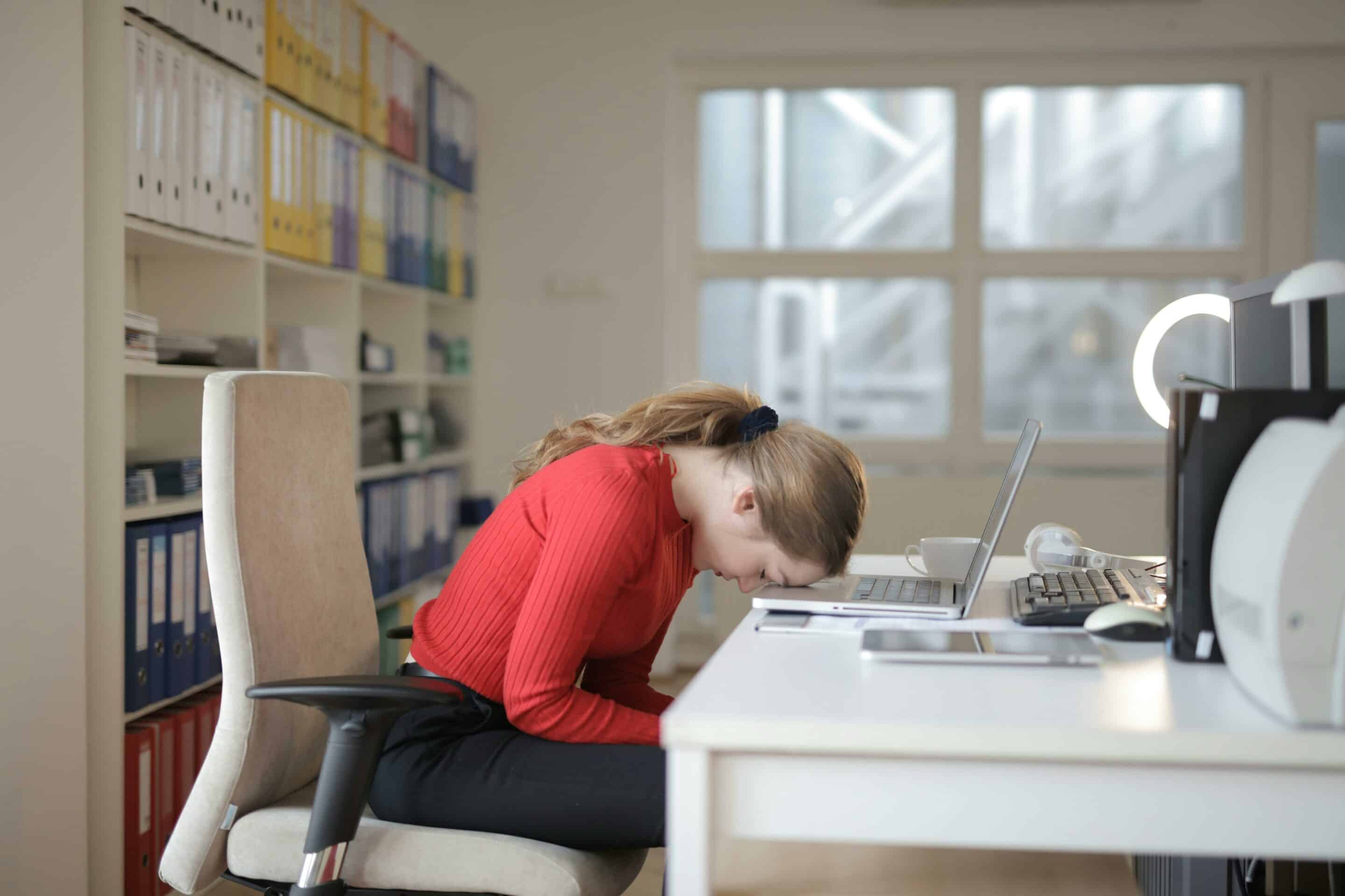 femme en manque de reconnaissance au travail