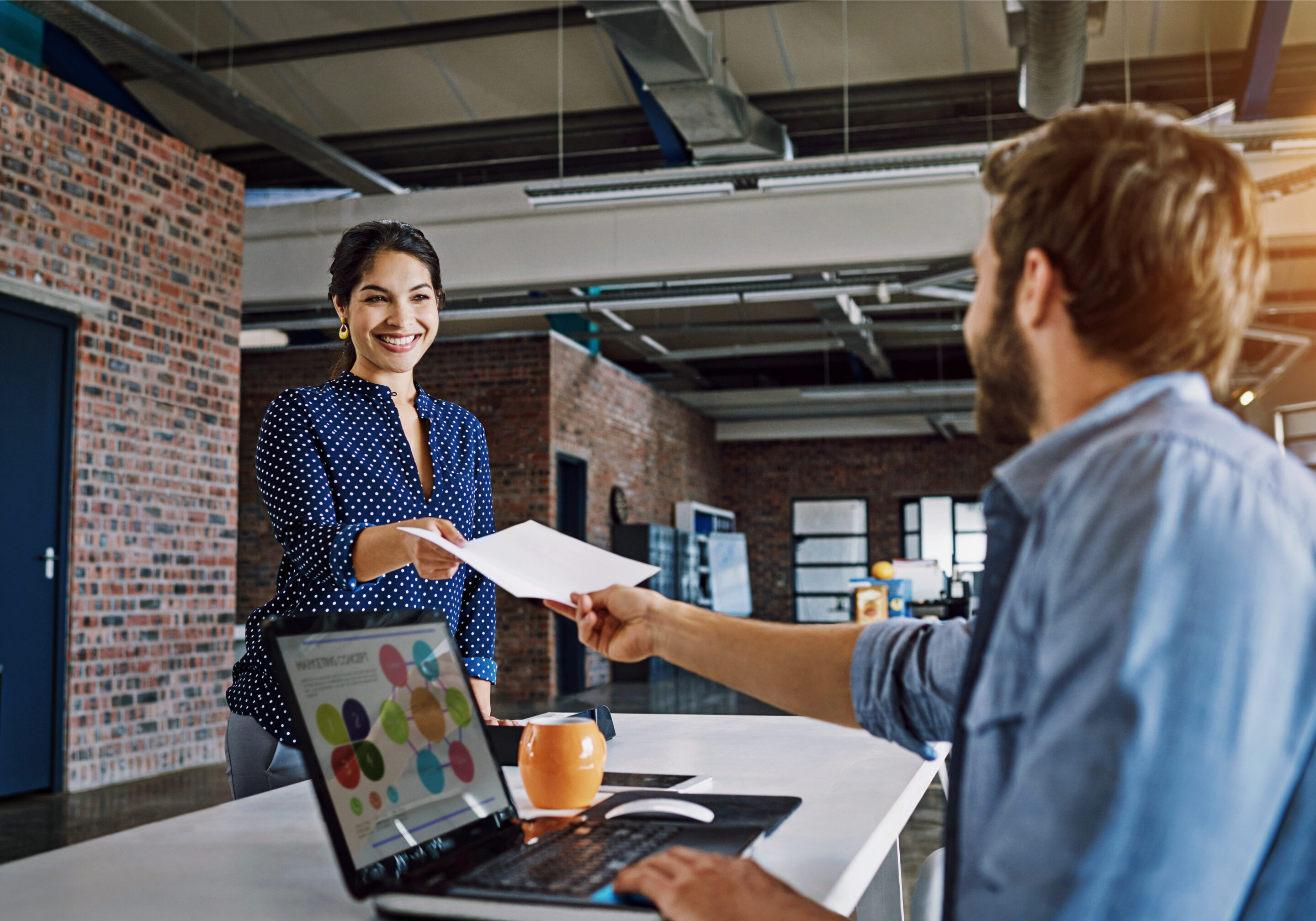 collègue dans un bureau symbolisant la collaboration et l'autonomie au travail